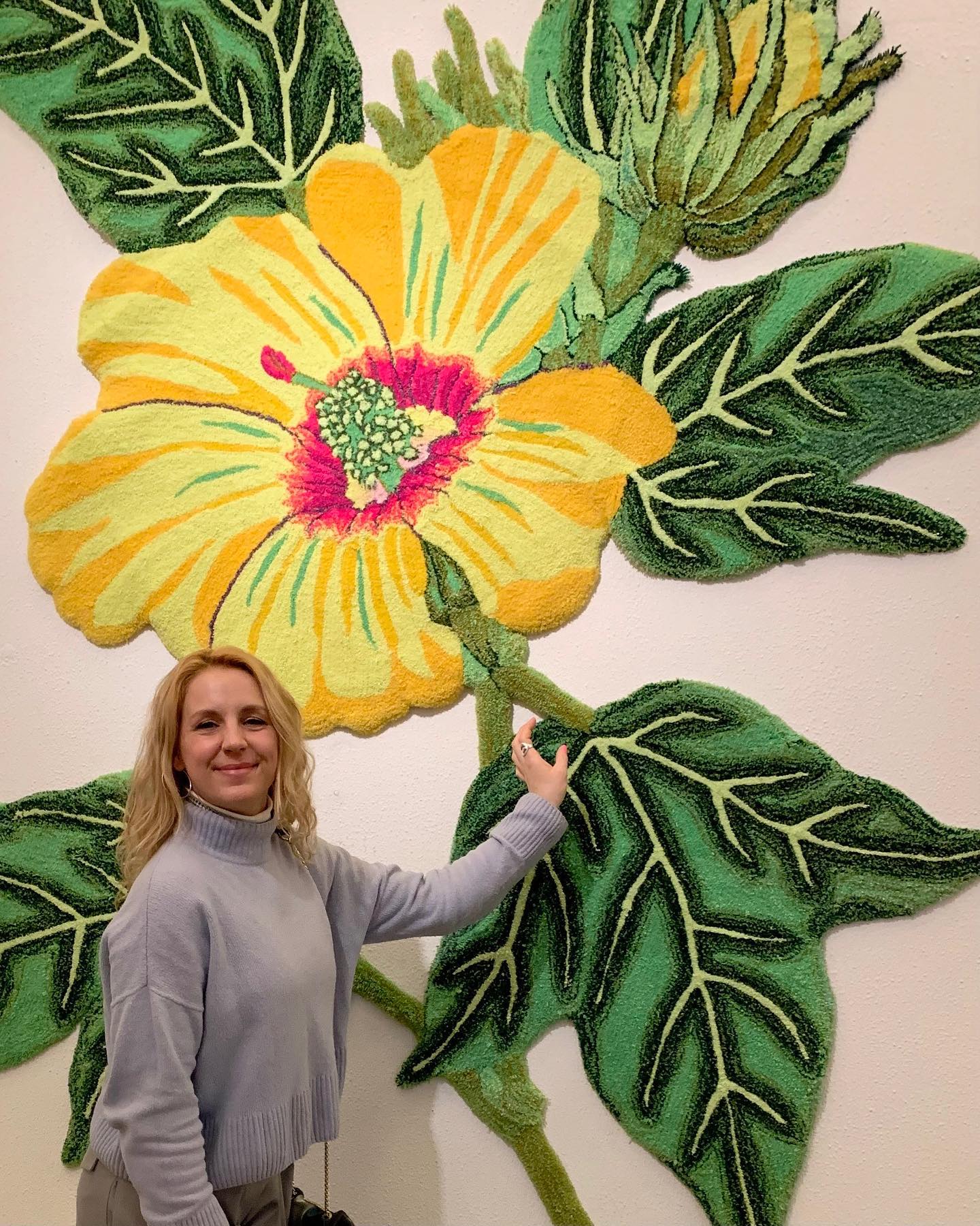 …und auf einmal FLOWT es wieder.
ich habe anerkannt was nicht geht. Es nicht als Versagen gesehen, sondern als Rückschlag. Habe losgelassen und neue Wege gesucht. Und auf einmal gehts wieder. 🤷🏼♀️
Sind es meine Traumwege? Nope. Aber Es sind die Wege die ich beschreiten muss um ans Ziel zu kommen.
Does my Rebel Self like that. Nope. It was very pissed and rebeled.
Ist es leicht gewesen? Nope. But Nobody said it was easy.
Aber was passiert sind kleine Wunder. Mir wiederfahren Dinge die mir Tränen in die Augen schiessen lassen weil ich Menschen begegne die mir helfen. Mich Supporten obwohl sie mich kaum kennen. Menschen die mir helfen an mich zu glauben. Die das Licht in mir sehen während ich im Dunkeln stehe.
Alles was man von diesem Weg sagt ist wahr! Mach Dich auf die Reise und Du spürst das Leben wie nie zuvor!
UNDER THE SKIN, IN EVERY CELL.
HAPPIER THAN EVER! 🤍
Bist Du bereit loszugehen?
#lifecoach #businessaufbau #businessaufbauen #selbstständigmachen #selbstständigkeit #selbstundständig #träumeleben #spiritualität #modernespiritualität #modernwich #soulbusiness #soulbiz #spiritcoach #liebedasleben #lebe #träumegroß #selfleadership