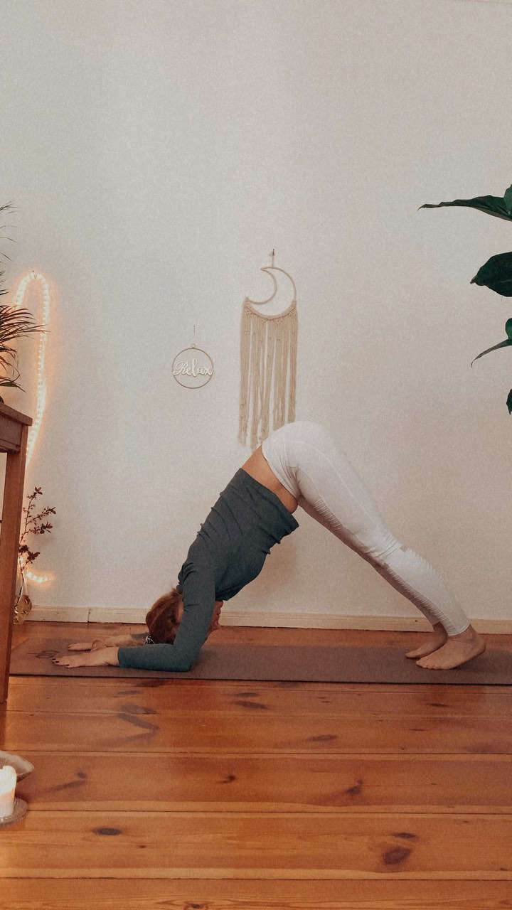 Still trying to practice around my Tennisarm. The Physiotherapist Said Forearmpostures should be Fine. Adapting as it’s fullest 😌.
#yoga #morgenroutine #routine #routinen #routines #rituale #morgenrituale #rituals #yogaroutine #modernespiritualität #selfleadership #selfcare #selfleadershipcoach #spiritualität #yogamorning #yogapractice