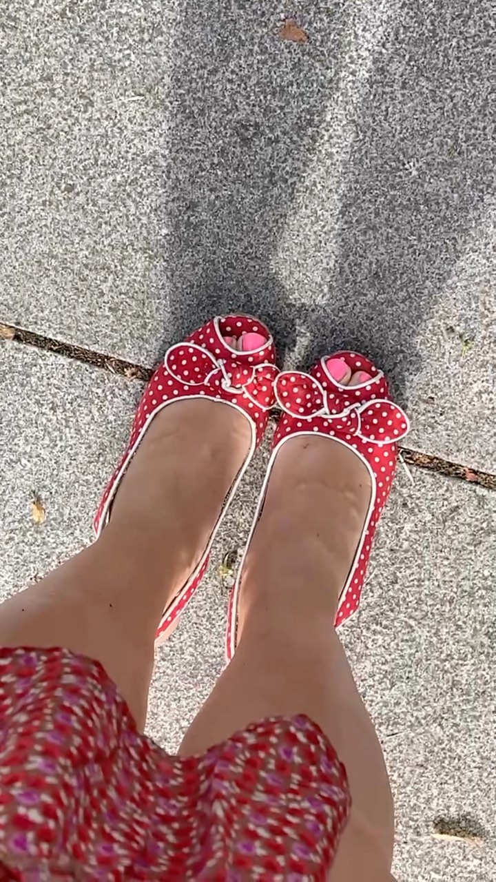 Summervibes bevor it is over ♥️💝🤍
Liebe Grüße Liva
#redshoes #peeptoes #wedges #fashionblogger_de #fashionstyling #fashionstylist #classicshoes #minniemouse #summerlook #summerinberlin #mixandmatch #mixandmatchstyle #legs #summerinthecity #neonnails #reddress #happyliving
