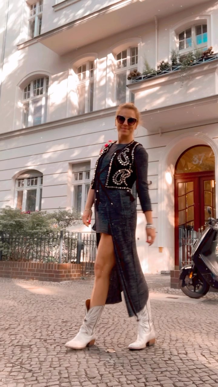 Späte Sommertage machen es wieder möglich Boots zu tragen 🤩!
Wer hier freut sich noch darauf?
Love Li
#boots #bootseason #bootlover #cowboyboots #whiteboots #moderncowgirllook #cowgirlboots #lifestyle #lifestyleblogger_de #ootd
#TrendyLooks
#FashionGoals
#ChicStyle
#DressToImpress
#InstaFashion
#LifestyleInspo
#FashionQueens
#FashionAddict
#StylingTips
#GirlyGlam
#FashionForward
#StylishWomen