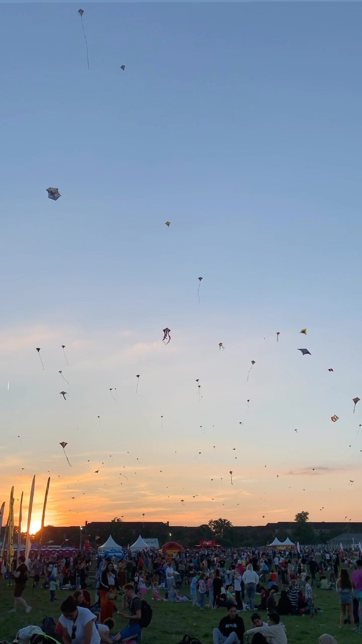 FEST DER RIESENDRACHEN in Berlin 🪁💜💙
Auch wenn ich erst spät da war und die großen Drachen verpasst habe, ich wurde mit diesen schönen Bildern belohnt im wunderschönen Sonnenuntergang auf dem Tempelhofer Feld!
Es war so eine schöne Atmosphäre, alt & jung alle haben diesen wunderschönen Spätsommertag glücklich und in vollen Zügen genossen.
Es gab LiveMusik eine coole Drachenshow und leckere Foodstände! Workshops zum Drachenbauen und wer noch keinen hatte, konnte natürlich einen kaufen!
Ich konnte gar nicht genug davon bekommen diesen lieblich wilden kleinen Tanz der Drachen am Himmel, die uns alle ein bisschen Kindheit zurück ins Herz bringen zu beobachten.
Kommt da nicht auch bei Dir Freude auf?
Und das allerschönste? - der Herbst kommt erst noch!
Love Deine Liva
#tempelhoferfeld #berlin #berlincity #berlinevents #berlinguide #travel #discoverberlin #berlinlife
#weekendvibes #schöneswochenende
#festivalderriesendrachen
#festivalderriesendrachen2023 #berlinberlin
#drachen #drachensteigen #glücklich #glücklichsein
#berlingram #berlin
#berlinlove #berlinlebt
#herbst #spätsommer #spätsommertag #sonnenuntergang